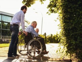 Senior na wózku – co to znaczy dla opiekuna?