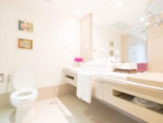 Jak urządzić bezpieczną łazienkę dla starszej osoby?