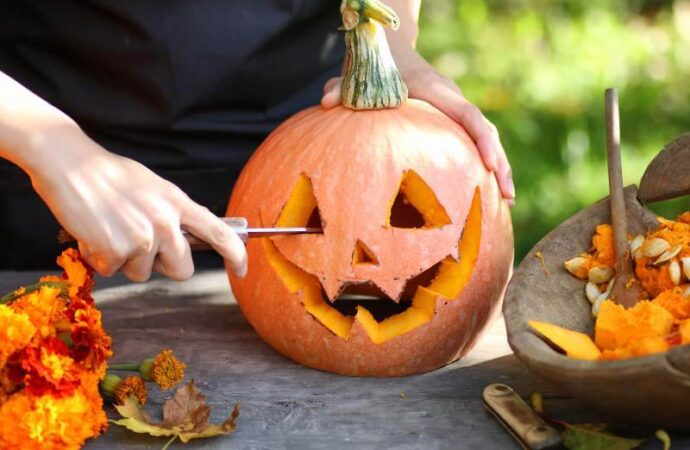 Jak zrobić dekorację z dyni na Halloween? Dynia na Halloween do domu i ogrodu.