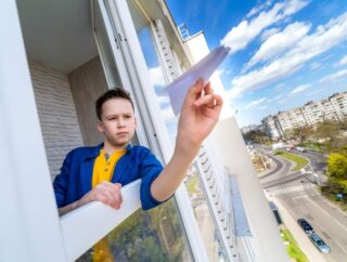 Samodzielna regulacja okien – jak poprawić działanie okien bez wzywania serwisanta?