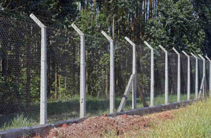 Jak zamontować siatkę ogrodzeniową na metalowych ogrodzeniach