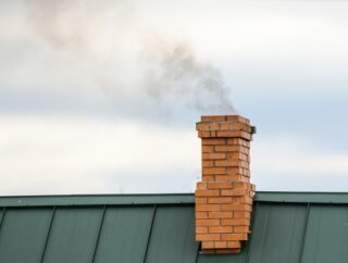 Zasady i regulacje dotyczące instalacji kominów dymowych i spalinowych
