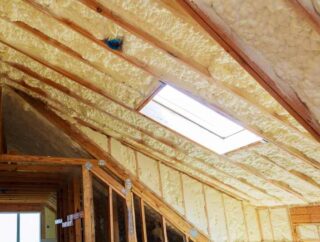 Zalety konstrukcji stropu z drewna oraz zasady montażu belek drewnianych.