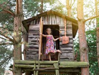 Drewniany domek dla dzieci: zabawa w ogrodzie na drzewie albo na pniu