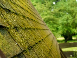 Jak rozwiązać problemy z starą powłoką dachową w zależności od rodzaju materiału?