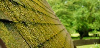 Jak rozwiązać problemy z starą powłoką dachową w zależności od rodzaju materiału?
